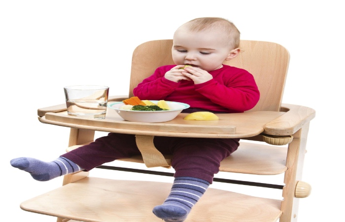 How to Insert the Straps on A Wooden High Chair